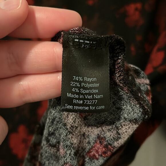 ⚡️ 3 for $30 ⚡️ Simply Vera Vera Wang Floral Sweater - Picture 7 of 8